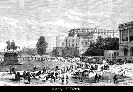 Die Ausstellung Von Calcutta, 1883. „Outram Statue. Schuppen der indischen Sektion. Eingang in die Chowringhee Road. Juwel House. United Service Club...der Teil auf der rechten Seite... besteht aus dem Indischen Museum, das Exemplare der Antiken, Geologie und Naturgeschichte Indiens enthält. Auf dieser Seite befindet sich ein neues Backsteingebäude, in dem für die Gegenwart eine Sammlung von Juwelen von unschätzbarem Wert aufbewahrt wird, die von einheimischen Häuptlingen und Prinzen geliehen wurden... ein Gartenspaziergang wurde gemacht; mit einem Stand für eine Band und einem Erfrischungssalon, in dem australische Barmagien teilnehmen werden...[innerhalb] einer ummauerten Einschließung Stockfoto