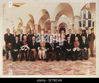 Präsident Charles Swart und Außenminister Eric Louw, umgeben von Vertretern des diplomatischen Korps, Kapstadt, Südafrika, 1961. Charles Swart wurde 1959 zum 9. Generalgouverneur der Union von Südafrika ernannt. Nach dem Referendum über die Republik von 1960, bei dem die weißen Wähler beschlossen, ihre verbliebenen Beziehungen zur britischen Monarchie abzubrechen, wurde Swart am 31. Mai 1961 erster Staatspräsident der Republik Südafrika. Stockfoto