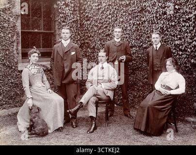 Claybury Asylum, Woodford, Essex: Sechs Mitarbeiter und ein Hund, (1893?). Stockfoto