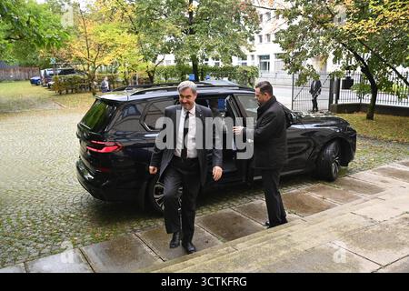 Markus SOEDER Ministerpraesident Bayern und CSU Vorsitzender, Ankunft,steigt aus seiner Dienstlimousine,Dienstwagen. Pressekonferenz der Bayerischen Staatsregierung am 07.10.2025 im Prinz Carl Palais in München. *** Markus SOEDER Ministerpräsident von Bayern und CSU-Vorsitzender, Ankunft, steigt aus seiner offiziellen Limousine, offizielle Auto-Pressekonferenz der Bayerischen Landesregierung am 07 10 2025 im Prinz Carl Palais in München Stockfoto