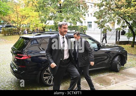 Markus SOEDER Ministerpraesident Bayern und CSU Vorsitzender, Ankunft,steigt aus seiner Dienstlimousine,Dienstwagen. Pressekonferenz der Bayerischen Staatsregierung am 07.10.2025 im Prinz Carl Palais in München. *** Markus SOEDER Ministerpräsident von Bayern und CSU-Vorsitzender, Ankunft, steigt aus seiner offiziellen Limousine, offizielle Auto-Pressekonferenz der Bayerischen Landesregierung am 07 10 2025 im Prinz Carl Palais in München Stockfoto