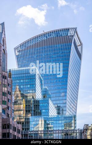 Das Fenchurch Building in London City verfügt über ein einzigartiges Design mit einer modernen Glasfassade. Sonnenlicht reflektiert von der Oberfläche und zeigt die sich verändernde Skyline der Stadt. Stockfoto