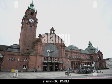 Wiesbaden, Deutschland. September 2025. Der Wiesbadener Hauptbahnhof befindet sich im Gebäude. Quelle: Michael Brandt/dpa/Alamy Live News Stockfoto