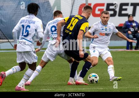 Nicht exklusiv: Mittelfeldspieler Ermir Rashica (2. R) vom FC Metalist 1925 Kharkiv spielt mit den Mittelfeldspielern Shola Ogundana, Mykola Mykhailenko und defen Stockfoto