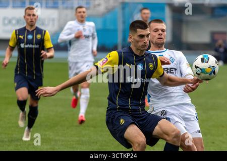 Nicht exklusiv: Verteidiger Jewhen Pawliuk (L) vom FC Metalist 1925 Kharkiw und Mittelfeldspieler Mykola Mykhailenko vom FC Dynamo Kiew sind während des 20. Jahrhunderts im Einsatz Stockfoto