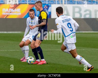 Nicht exklusiv: Mittelfeldspieler Ivan Lytvynenko (C) vom FC Metalist 1925 Kharkiv spielt mit den Mittelfeldspielern Mykola Mykhailenko (L) und Nazar Woloshyn von F Stockfoto