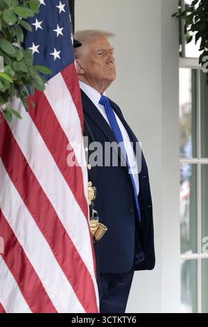 US-Präsident Donald Trump wartet darauf, den kanadischen Premierminister Mark Carney im Weißen Haus in Washington, DC, USA, zu begrüßen. Oktober 2025. Von den beiden wird erwartet, dass sie die Trump-Zölle auf kanadische Stahl-, Holz- und Automobile sowie andere Waren administrationÕs. Quelle: SIPA USA/Alamy Live News Stockfoto