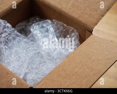 Eine offene Pappschachtel mit Luftpolsterfolie im Inneren. Nahaufnahme. Stockfoto