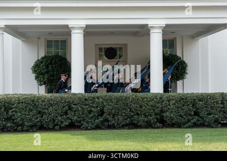 Washington, DC, USA. Oktober 2025. Das US-Militär bereitet eine Ankunftszeremonie für den Besuch des kanadischen Premierminsiters Mark Carney mit Präsident DONALD TRUMP im Weißen Haus am 7. Oktober 2025 vor. Die beiden Staats- und Regierungschefs führen bilaterale Gespräche über Handel, Sicherheit und die aktuelle Krise zwischen Israel und Gaza. (Kreditbild: © Andrew Leyden/ZUMA Press Wire) NUR REDAKTIONELLE VERWENDUNG! Nicht für kommerzielle ZWECKE! Stockfoto