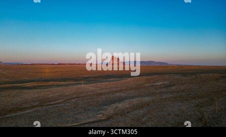 Hochauflösende Bilder von Ship Rock und Black Deich Ridge, New Mexico, USA. Ein heiliges Wahrzeichen und geologisches Wunder des amerikanischen Südwestens ©Pa Stockfoto