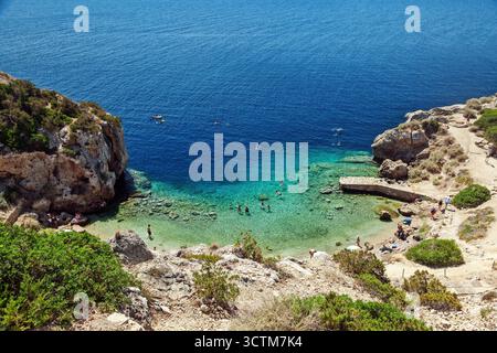 Panoramablick auf das antike Heiligtum der Göttin Hera in der Nähe der Stadt Loutraki in Griechenland. Der felsige Strand am Ort ist im Sommer beliebt. Stockfoto