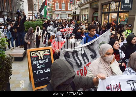 London, Großbritannien. Oktober 2025. Pro-palästinensische Demonstranten marschieren durch die London School of Economics (LSE) am zweiten Jahrestag des Angriffs der Hamas auf das Nova Festival in Israel und der darauf folgenden Angriffe Israels auf Gaza. Studenten marschierten vom King's College und hielten unterwegs an verschiedenen Universitäten an, um ein Ende des Völkermords in Gaza zu fordern. Quelle: Vuk Valcic/Alamy Live News Stockfoto
