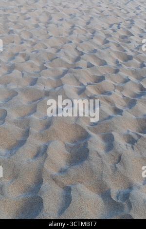 Windgeätzte Wellen in den Mesquite Flat Dunes erfassen Oberflächendetails und subtile Wüstenbewegungen. Stockfoto