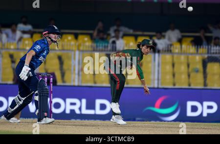 Guwahati, Guwahati, Indien. Oktober 2025. Bangladesch Rabeya Khan Bowling während des ICC Women Cricket World Cup Spiels zwischen Bangladesch und England im ACA Stadion in Guwahati Indien am Dienstag, den 7. Oktober 2025. (Kreditbild: © Dasarath Deka/ZUMA Press Wire) NUR REDAKTIONELLE VERWENDUNG! Nicht für kommerzielle ZWECKE! Stockfoto