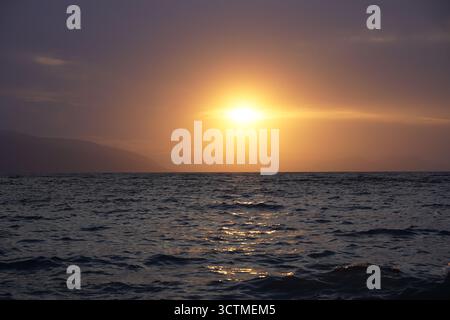 Vlore, Albanien – Sonnenuntergang über dem Ionischen Meer mit Blick auf die Insel Sazan und die Halbinsel Karaburun. Stockfoto