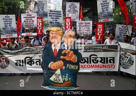 KOLKATA, INDIEN - 7. OKTOBER: Anhänger des Sozialistischen Einheitszentrums Indiens Kommunist veranstalten eine propalästinensische Kundgebung mit einem Bildnis des US-Präsidenten Donald Trump und des israelischen Ministerpräsidenten Benjamin Netanjahu wegen des Angriffs auf den Gazastreifen und des Abfangens von Flotilla-Hilfsbooten durch Israel am 7. Oktober 2025 in Kalkutta, Indien. Foto: Samir Jana/Hindustan Times SUCIC-Protestkundgebung in Kalkutta, um Solidarität mit Palästinensern gegen Israels Aktion im Gazastreifen zum Ausdruck zu bringen Stockfoto
