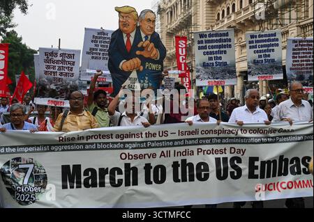 KOLKATA, INDIEN - 7. OKTOBER: Anhänger des Sozialistischen Einheitszentrums Indiens Kommunist veranstalten eine propalästinensische Kundgebung mit einem Bildnis des US-Präsidenten Donald Trump und des israelischen Ministerpräsidenten Benjamin Netanjahu wegen des Angriffs auf den Gazastreifen und des Abfangens von Flotilla-Hilfsbooten durch Israel am 7. Oktober 2025 in Kalkutta, Indien. Foto: Samir Jana/Hindustan Times SUCIC-Protestkundgebung in Kalkutta, um Solidarität mit Palästinensern gegen Israels Aktion im Gazastreifen zum Ausdruck zu bringen Stockfoto