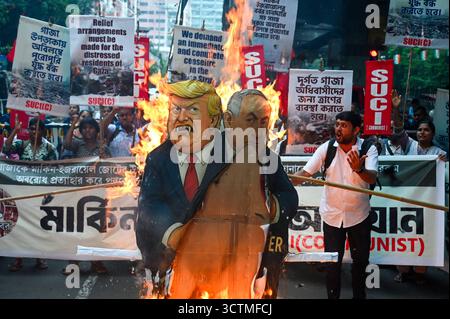 KOLKATA, INDIEN - 7. OKTOBER: Anhänger des Sozialistischen Einheitszentrums Indiens veranstalten eine propalästinensische Kundgebung und verbrennen ein Bildnis von US-Präsident Donald Trump und dem israelischen Ministerpräsidenten Benjamin Netanjahu wegen des Angriffs auf den Gazastreifen und des Abfangens von Flotilla-Hilfsbooten durch Israel am 7. Oktober 2025 in Kalkutta, Indien. Foto: Samir Jana/Hindustan Times SUCIC-Protestkundgebung in Kalkutta, um Solidarität mit Palästinensern gegen Israels Aktion im Gazastreifen zum Ausdruck zu bringen Stockfoto