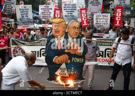 KOLKATA, INDIEN - 7. OKTOBER: Anhänger des Sozialistischen Einheitszentrums Indiens veranstalten eine propalästinensische Kundgebung und verbrennen ein Bildnis von US-Präsident Donald Trump und dem israelischen Ministerpräsidenten Benjamin Netanjahu wegen des Angriffs auf den Gazastreifen und des Abfangens von Flotilla-Hilfsbooten durch Israel am 7. Oktober 2025 in Kalkutta, Indien. Foto: Samir Jana/Hindustan Times SUCIC-Protestkundgebung in Kalkutta, um Solidarität mit Palästinensern gegen Israels Aktion im Gazastreifen zum Ausdruck zu bringen Stockfoto
