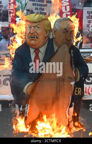 KOLKATA, INDIEN - 7. OKTOBER: Anhänger des Sozialistischen Einheitszentrums Indiens veranstalten eine propalästinensische Kundgebung und verbrennen ein Bildnis von US-Präsident Donald Trump und dem israelischen Ministerpräsidenten Benjamin Netanjahu wegen des Angriffs auf den Gazastreifen und des Abfangens von Flotilla-Hilfsbooten durch Israel am 7. Oktober 2025 in Kalkutta, Indien. Foto: Samir Jana/Hindustan Times SUCIC-Protestkundgebung in Kalkutta, um Solidarität mit Palästinensern gegen Israels Aktion im Gazastreifen zum Ausdruck zu bringen Stockfoto