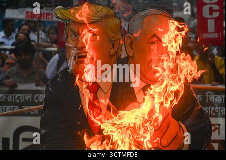 KOLKATA, INDIEN - 7. OKTOBER: Anhänger des Sozialistischen Einheitszentrums Indiens veranstalten eine propalästinensische Kundgebung und verbrennen ein Bildnis von US-Präsident Donald Trump und dem israelischen Ministerpräsidenten Benjamin Netanjahu wegen des Angriffs auf den Gazastreifen und des Abfangens von Flotilla-Hilfsbooten durch Israel am 7. Oktober 2025 in Kalkutta, Indien. Foto: Samir Jana/Hindustan Times SUCIC-Protestkundgebung in Kalkutta, um Solidarität mit Palästinensern gegen Israels Aktion im Gazastreifen zum Ausdruck zu bringen Stockfoto