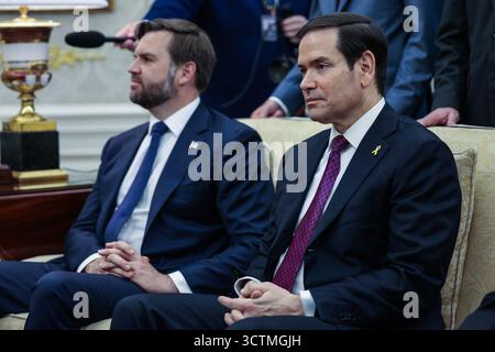 Der US-Außenminister Marco Rubio, Right und der US-Vizepräsident JD Vance sehen zu, wie sich US-Präsident Donald J Trump am 07. Oktober 2025 im Oval Office des Weißen Hauses in Washington, DC, USA, mit Premierminister Mark Carney aus Kanada trifft. Von den beiden wird erwartet, dass sie die Zölle der Trump-Regierung auf kanadische Stahl-, Holz- und Automobile sowie andere Waren diskutieren. Kredit: Shawn Thew/Pool über CNP/MediaPunch Stockfoto