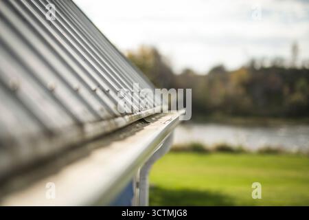 Nahaufnahme der zu reparierenden Metalldächer Stockfoto
