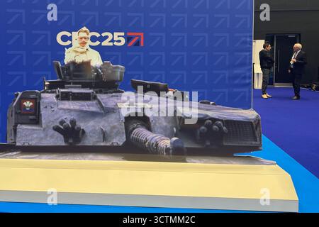 Manchester, Großbritannien. Oktober 2025. Eine fast lebensgroße Ausstellung auf der Konferenz der britischen Konservativen Partei zeigt die ehemalige Parteivorsitzende und Premierministerin Margaret Thatcher auf einem Panzer. Quelle: Christoph Meyer/dpa/Alamy Live News Stockfoto