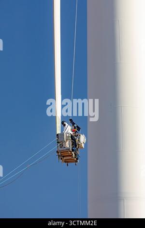Luverne, Minnesota - Arbeiter reparieren das gerissene Rotorblatt einer Windturbine. Stockfoto