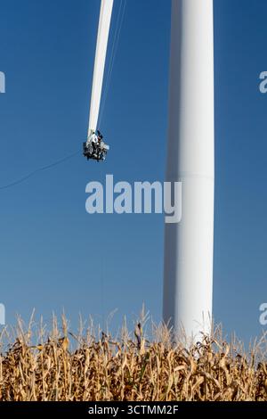 Luverne, Minnesota - Arbeiter reparieren das gerissene Rotorblatt einer Windturbine. Stockfoto