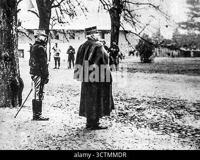 Ab Le Miroir, 30. Januar 1916. General Serret inspiziert Truppen im Elsass während seiner letzten Tour, bevor er bei Hartmannswillerkopf verwundet wurde. Umgeben von Offizieren und Soldaten repräsentiert er französische Autorität in zurückerobertem Gebiet. Das Foto symbolisiert die militärische Disziplin, die Kontrolle über die Kommandos und die Behauptung der französischen Präsenz im Elsass während des Ersten Weltkriegs Stockfoto