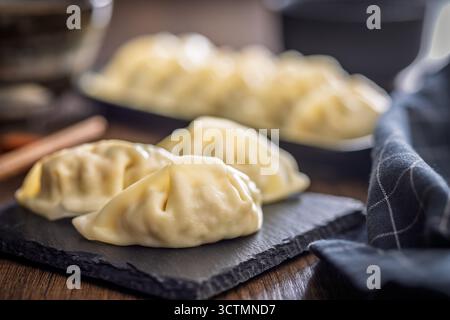 Traditionelle japanische Gyoza-Knödel auf einem Holztisch. Stockfoto