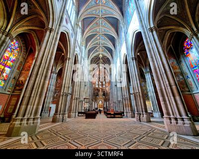 Verzierte Innenausstattung des Hauptschiffs der neogotischen Votivkirche in Wien, Österreich Stockfoto