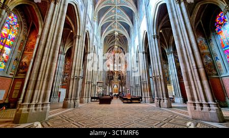 Majestätisches Panorama des Hauptschiffs der neogotischen Votivkirche in Wien, Österreich Stockfoto