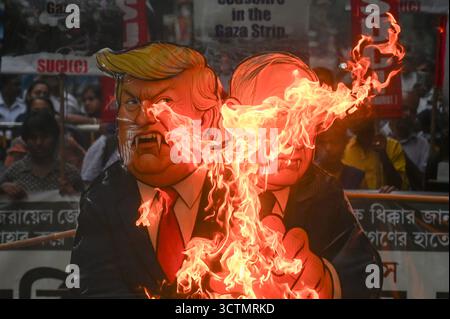 Kalkutta, Indien. Oktober 2025. KOLKATA, INDIEN - 7. OKTOBER: Anhänger des Sozialistischen Einheitszentrums Indiens (Kommunist) veranstalten eine propalästinensische Kundgebung und verbrennen ein Bildnis von US-Präsident Donald Trump und dem israelischen Ministerpräsidenten Benjamin Netanjahu wegen des Angriffs auf den Gazastreifen und des Abfangens von "Flotilla"-Hilfsbooten durch Israel am 7. Oktober 2025 in Kalkutta, Indien. (Foto: Samir Jana/Hindustan Times/SIPA USA) Credit: SIPA USA/Alamy Live News Stockfoto