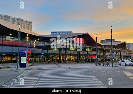 Blick auf den Hauptbahnhof von Wien, der Hauptstadt Österreichs, bei Sonnenaufgang Stockfoto