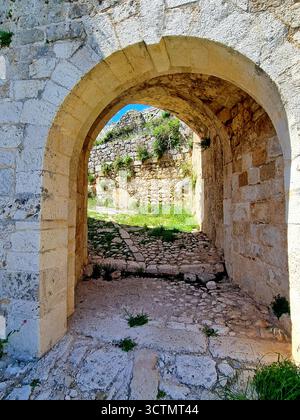 Ein gewölbter Steingang in der alten venezianischen Burg Agios Georgios in Kefalonia, Griechenland Stockfoto