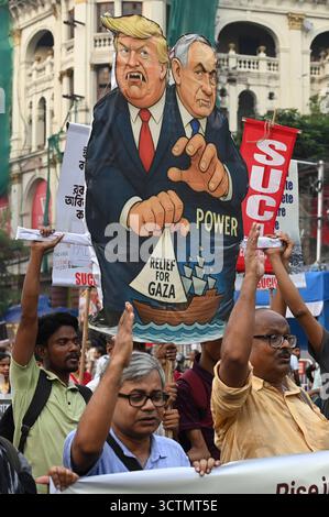 Kalkutta, Indien. Oktober 2025. KOLKATA, INDIEN - 7. OKTOBER: Anhänger des Sozialistischen Einheitszentrums Indiens (Kommunist) veranstalten eine propalästinensische Kundgebung mit einem Bildnis des US-Präsidenten Donald Trump und des israelischen Ministerpräsidenten Benjamin Netanjahu wegen des Angriffs auf den Gazastreifen und des Abfangens von "Flotilla"-Hilfsbooten durch Israel am 7. Oktober 2025 in Kalkutta, Indien. (Foto: Samir Jana/Hindustan Times/SIPA USA) Credit: SIPA USA/Alamy Live News Stockfoto