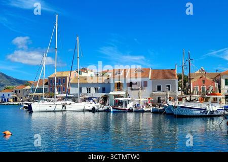 Malerischer Blick auf den Yachthafen im charmanten Fischerdorf Fiskardo, Kefalonia, Griechenland Stockfoto