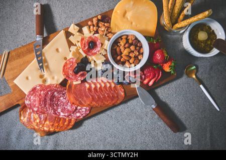 Wurstplatte mit einer Auswahl an Käse, Salami, Chorizo, Obst, Nüssen, und Cracker Stockfoto