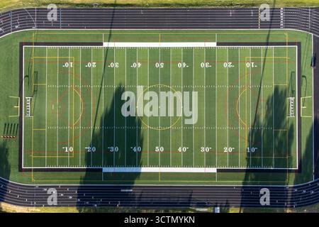 Blick aus der Vogelperspektive auf das American Football-Feld im Stadion mit vollem Sonnenlicht und Schatten Stockfoto