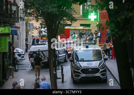 Madrid, Spanien, 7. Oktober 2025: Mehrere örtliche Polizei- und Feuerwehrfahrzeuge wurden beim teilweisen Einsturz eines Gebäudes im Opernbereich am 7. Oktober 2025 in Madrid gesehen. Quelle: Alberto Brevers / Alamy Live News Stockfoto