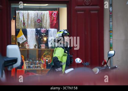 Madrid, Spanien, 7. Oktober 2025: Ein Feuerwehrmann verlässt den abgesperrten Bereich während des teilweisen Einsturzes eines Gebäudes im Opernbereich am 7. Oktober 2025 in Madrid, Spanien. Quelle: Alberto Brevers / Alamy Live News Stockfoto