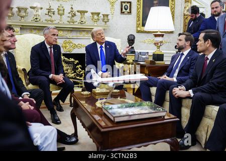 Washington, DC, USA. Oktober 2025. US-Präsident Donald J Trump, Mitte, zusammen mit US-Vizepräsident JD Vance, Mitte rechts, und US-Außenminister Marco Rubio, rechts, treffen sich am 07. Oktober 2025 im Oval Office des Weißen Hauses in Washington, DC, USA mit Premierminister Mark Carney von Kanada links. Von den beiden wird erwartet, dass sie die Trump-Zölle auf kanadische Stahl-, Holz- und Automobile sowie andere Waren administrations. Quelle: Shawn Thew/Pool über CNP/dpa/Alamy Live News Stockfoto