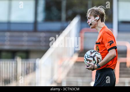 Deinze, Belgien. Oktober 2025. Schiedsrichter Eliot Cluny, dargestellt während eines Frauenfußballspiels zwischen RSC Anderlecht Women und AA Gent Ladies am dritten Spieltag der Saison 2024 - 2025 der Belgischen Lotto Womens Super League, am Samstag, 4. Oktober 2025 in Deinze, Belgien. Quelle: Sportpix/Alamy Live News Stockfoto