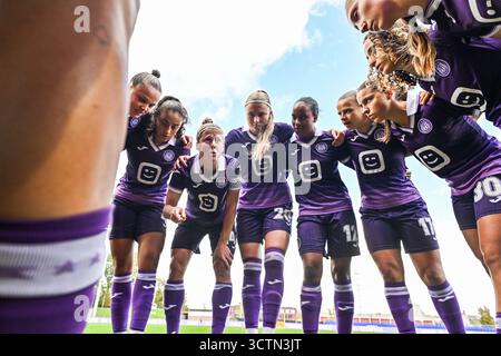 Deinze, Belgien. Oktober 2025. Das Team Anderlecht wurde vor einem Frauenfußballspiel zwischen RSC Anderlecht Women und AA Gent Ladies am dritten Spieltag der Saison 2024 - 2025 der Belgischen Lotto Womens Super League am Samstag, 4. Oktober 2025 in Deinze, Belgien, vorgestellt. Quelle: Sportpix/Alamy Live News Stockfoto