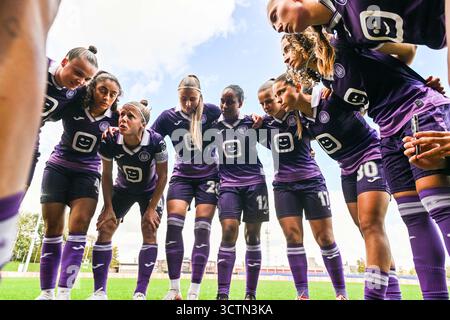 Deinze, Belgien. Oktober 2025. Das Team Anderlecht wurde vor einem Frauenfußballspiel zwischen RSC Anderlecht Women und AA Gent Ladies am dritten Spieltag der Saison 2024 - 2025 der Belgischen Lotto Womens Super League am Samstag, 4. Oktober 2025 in Deinze, Belgien, vorgestellt. Quelle: Sportpix/Alamy Live News Stockfoto