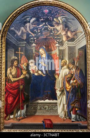 Madonna und Kind thront mit Johannes dem Täufer, St. Victor, St. Bernhard und St. Zenobius, „Otto Altarpiece“, 1485-1486, Tempera auf Holz, FILIPPINO LIPPI, Uffizien, Galeria degli Uffizien, Florenz, Florenz, Florenz, Toskana, Italien. Stockfoto