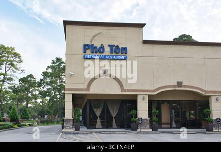 Houston, Texas, USA, 20.07.2025: Pho Ton vietnamesisches Restaurant, Außenfassade und Parkplatz. Stockfoto