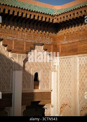 Komplizierte islamische Architektur und geschnitzte Stuckdetails im Ben Youssef Madrasa in Marrakesch, Marokko. Stockfoto